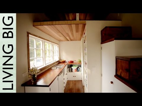 Stunning DIY Cottage-Style Tiny House