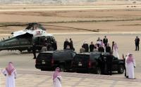 U.S. President Barack Obama greets Saudi officials on his arrival in Riyadh, Saudi Arabia, Wednesday, April 20, 2016. Obama is expected to meet with King