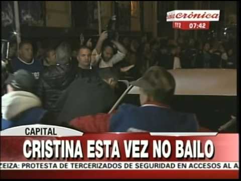 Le tiraron naranjazos y huevazos a Cristina