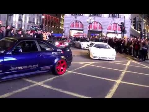 Piccadilly Boy Racers hit London, Piccadilly Circus