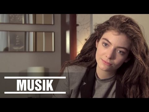 Lorde has no time for makeup (whole interview) ( on fame) ( Aliens / Radiohead / Daft Punk )