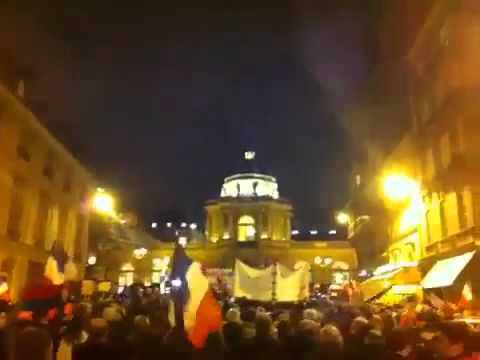 Armenians sing "Zartnir Lao" in front of the Senate of France