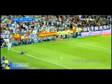 Pepe tackle on Dani Alves. Real Madrid vs Barcelona