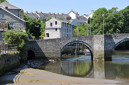 Cardigan - Aberteifi on the river Teifi where Ceredigion meets Pembrokeshire, west Wales - photos, features, history and street scenes