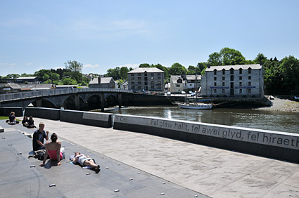 Cardigan - Aberteifi on the river Teifi where Ceredigion meets Pembrokeshire, west Wales - photos, features, history and street scenes