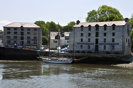 Cardigan - Aberteifi on the river Teifi where Ceredigion meets Pembrokeshire, west Wales - photos, features, history and street scenes