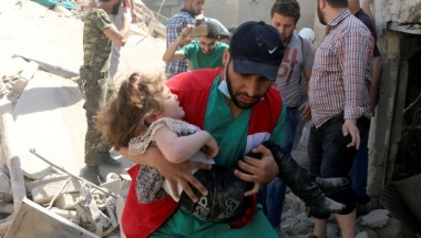 A civil defence member carries a child that survived from under the rubble at a site hit by airstrikes in the rebel held area of Old Aleppo, Syria, April 28, 2016. REUTERS/Abdalrhman Ismail