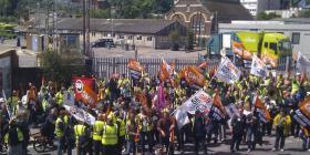 Bin men in Brighton on strike against Green pay cuts, 2014