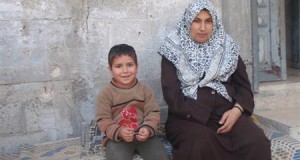 Sabri with his mother Nujoud Al Ashqar (Photo: Palestinian Centre for Human Rights)