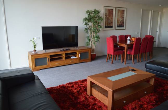 Living/dining area: Victoria Tower - 3 bedrooms in Southbank