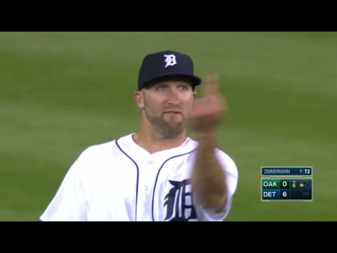 Tyler Collins Flips The Bird To Tigers Fans For Booing Him After He Lost A Fly Ball