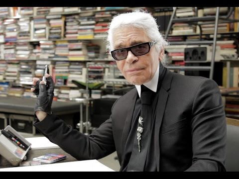 Karl Lagerfeld se dessine !