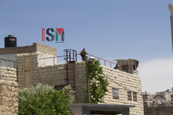 Israeli forces taking over the roofs of Palestinian family homes