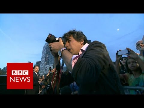 Inside the Bernie Sanders campaign with the official photographer - BBC News