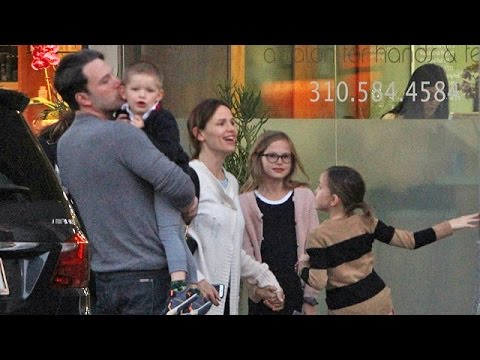 X17 EXCLUSIVE - Ben Affleck And Jennifer Garner Reunite For Family Dinner