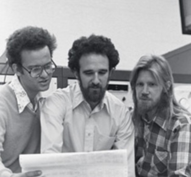 Martin Hellman, au centre, avec deux étudiants © Service de presse de Stanford
