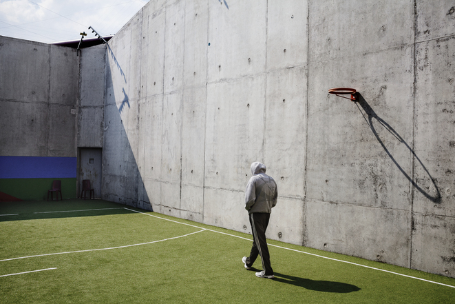 Un détenu parcourt un terrain de sport dans une prison © Grégoire Korganow / CGLPL