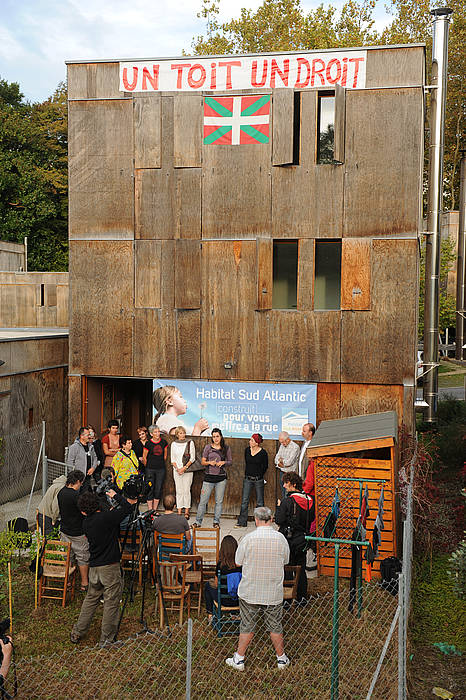 A Baiona le 21-10-2013.Conf de presse des squatters du 26 du quartier Plantoun sur leur eventuelle evacuation par la police.