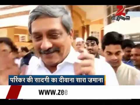 Defence Minister Manohar Parrikar stands in a queue at Pune wedding!