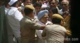 Sonia Gandhi & Manmohan Singh Arrested During Congress’s ‘Save Democracy’ March