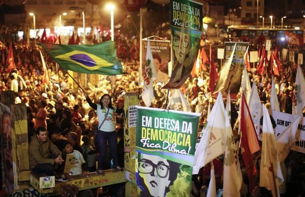 Dilma supporters make a show of force. Support Dilma Fica Campaign -"O Brasil não aceitará mais um golpe em sua história! Vamos mostrar aonde está a verdadeira maioria!" ("Brazil will not accept another coup..We're going to show where the real majority is."