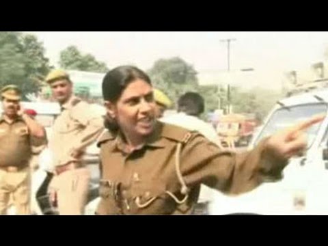 Woman constable creates scene when stopped for helmetless riding