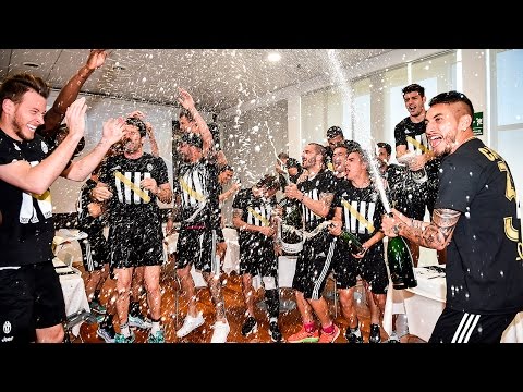 La Juventus festeggia a Vinovo-Party time in Vinovo