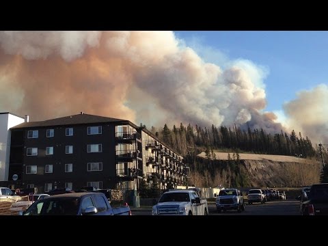 Fort McMurray fire forces people to flee