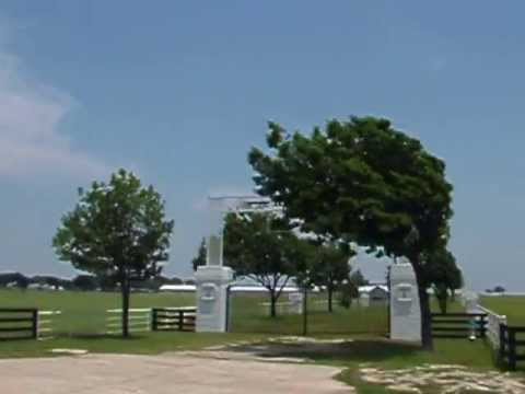 Arriving at Southfork Ranch (Dallas TV series) - Megerkezes Southfork -ba