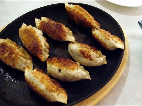 Making mandu (Korean dumplings: 만두)