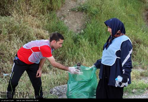 Nature-loving Iranians clean Chalous road