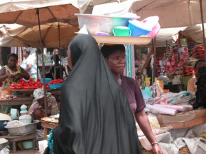 Une femme en train de vendre de la nourriture au marché. A woman selling food at the market. Togo and Africa