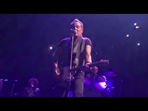 Bruce Springsteen opens Brooklyn show with Purple Rain