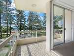 Burleigh Heads Apartment: Breezy Beach Apartment @ Burleigh