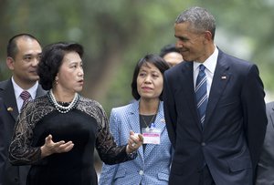 U.S. President Barack Obama walks with chairwoman of the National Assembly Nguyen Thi Kim Ngan on the Presidential Palace compound in Hanoi, Vietnam, Monday, May 23, 2016. (AP Photo/Carolyn Kaster)