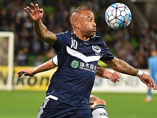 Archie Thompson of the Melbourne Victory (front) tussles for the ball with Choi Chul-soon (obscured) of Jeonbuk Hyundai Motors during their AFC Champions League round-of-16 football match in Melbourne on May 17, 2016. / AFP PHOTO / Paul Crock / IMAGE RESTRICTED TO EDITORIAL USE - STRICTLY NO COMMERCIAL USE