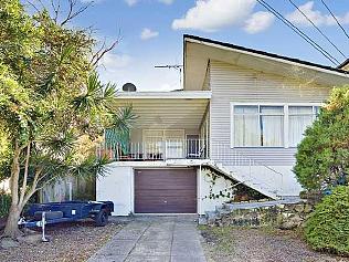 42 Kenneth St, Manly Vale is part of a group sale of 17 properties. It last sold in 2012 for $710,000. NSW real estate.