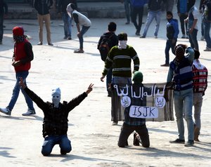 Kashmiri Muslim protesters hold Pakistani  and ISIS flags during a protest in downtown Srinagar, the summer capital of Indian Kashmir, 30 October 2015. According to media reports, Indian police officers and paramilitary soldiers resorted to throwing tear gas and firing rubber bullets in order to disperse demonstrators who were protesting against the killing of Lashkar-e-Toiba militant commander Abu Qasim, after Friday prayers outside the Jamia Masjid main mosque.