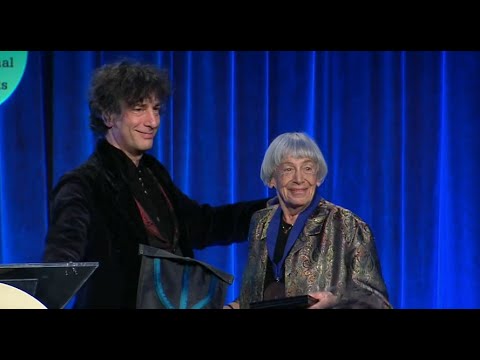 Neil Gaiman presents lifetime achievement award to Ursula K. Le Guin at 2014 National Book Awards