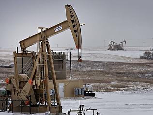 A pumpjack operates at an oil well in Williston, North Dakota, U.S., on Sunday, Feb. 15, 2015. PHOTO: BLOOMBERG NEWS