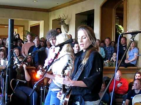 Court Yard Hounds (Dixie Chicks' Martie Maguire and Emily Robison)