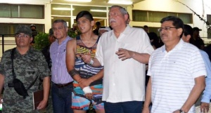 Mexican officials speak to reporters following the release of soccer star Alan Pulido (center) on May 30, 2016. (AFP)