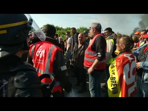 Macron interpellé par des militants CGT : "Je n'ai pas de leçons à recevoir"