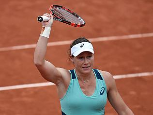 Australia's Samantha Stosur reacts after winning her women's quarter-final match against Bulgaria's Tsvetana Pironkova at the Roland Garros 2016 French Tennis Open in Paris on June 1, 2016. / AFP PHOTO / PHILIPPE LOPEZ