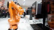 Ein Kuka-Roboter in Aktion (picture alliance / dpa )