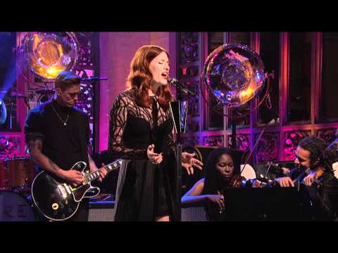 Florence + The Machine - No Light, No Light (Live on SNL)