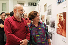 David and Gill Webb look at a photograph of Ms Webb with a donkey (105.7 ABC Darwin: Emilia Terzon)