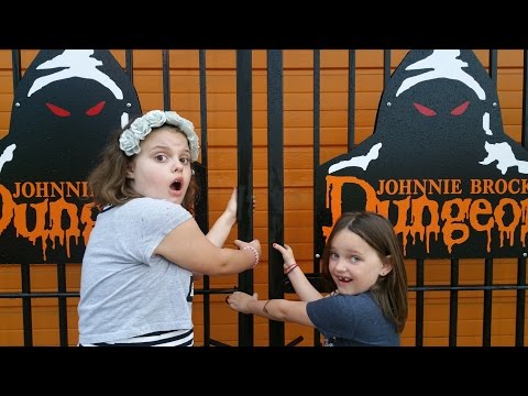 Costume Shopping at Scary Halloween Shop "Victoria & Annabelle" Freak Family Vlogs