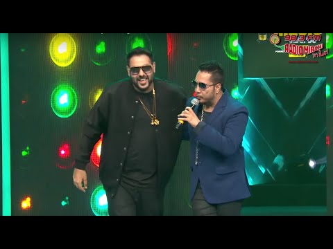 Mika Singh Vs Badshah Face Off At The Royal Stag Mirchi Music Awards!