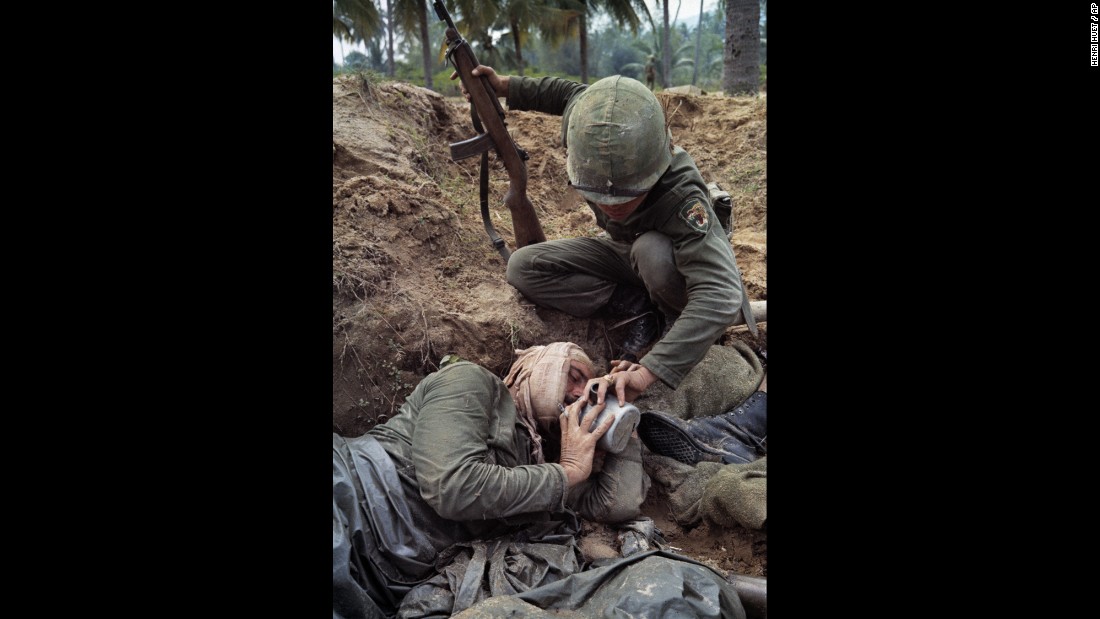 Staff Sgt. Harrison Pell, a wounded American soldier, drinks from a comrade&#39;s canteen during a January 1966 firefight between U.S. troops and a combined North Vietnamese and Viet Cong force.